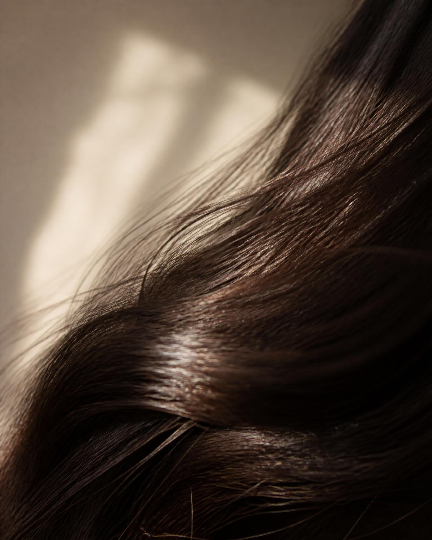 Detalhe editorial de fios de cabelo saudáveis sob luz natural